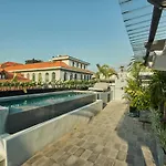 Amazinn Places Rooftop And Design Pool IV